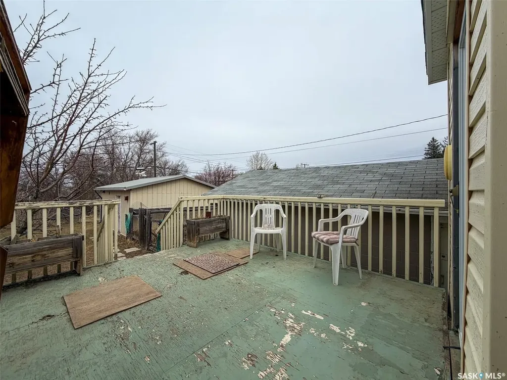 244 Maple Street Gull Lake SK S0N 1A0