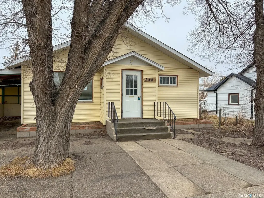 244 Maple Street Gull Lake SK S0N 1A0