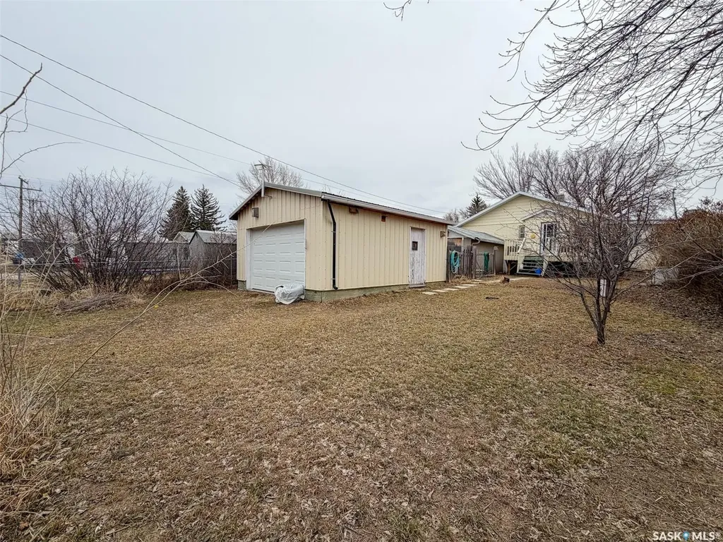 244 Maple Street Gull Lake SK S0N 1A0