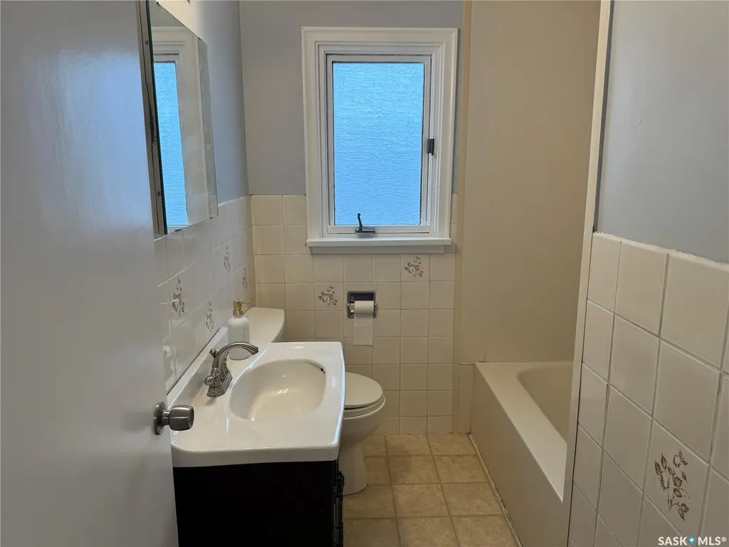 1318 B Avenue N Saskatoon SK S7L 1G5