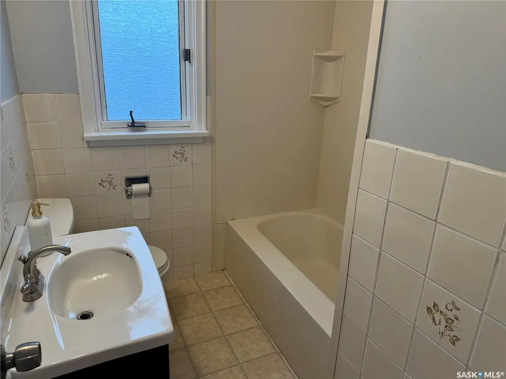 1318 B Avenue N Saskatoon SK S7L 1G5