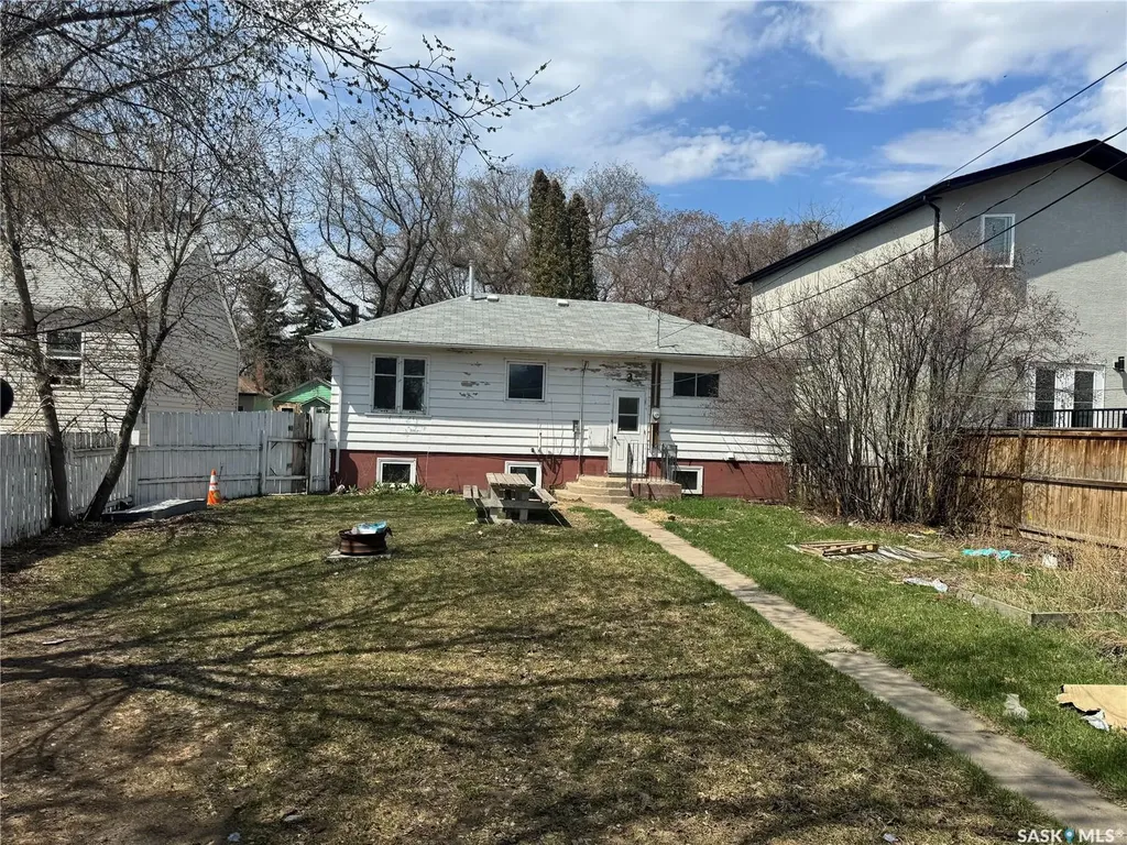 1318 B Avenue N Saskatoon SK S7L 1G5