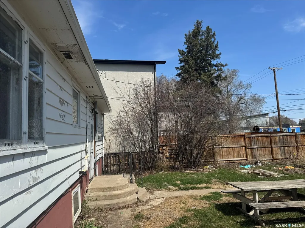 1318 B Avenue N Saskatoon SK S7L 1G5