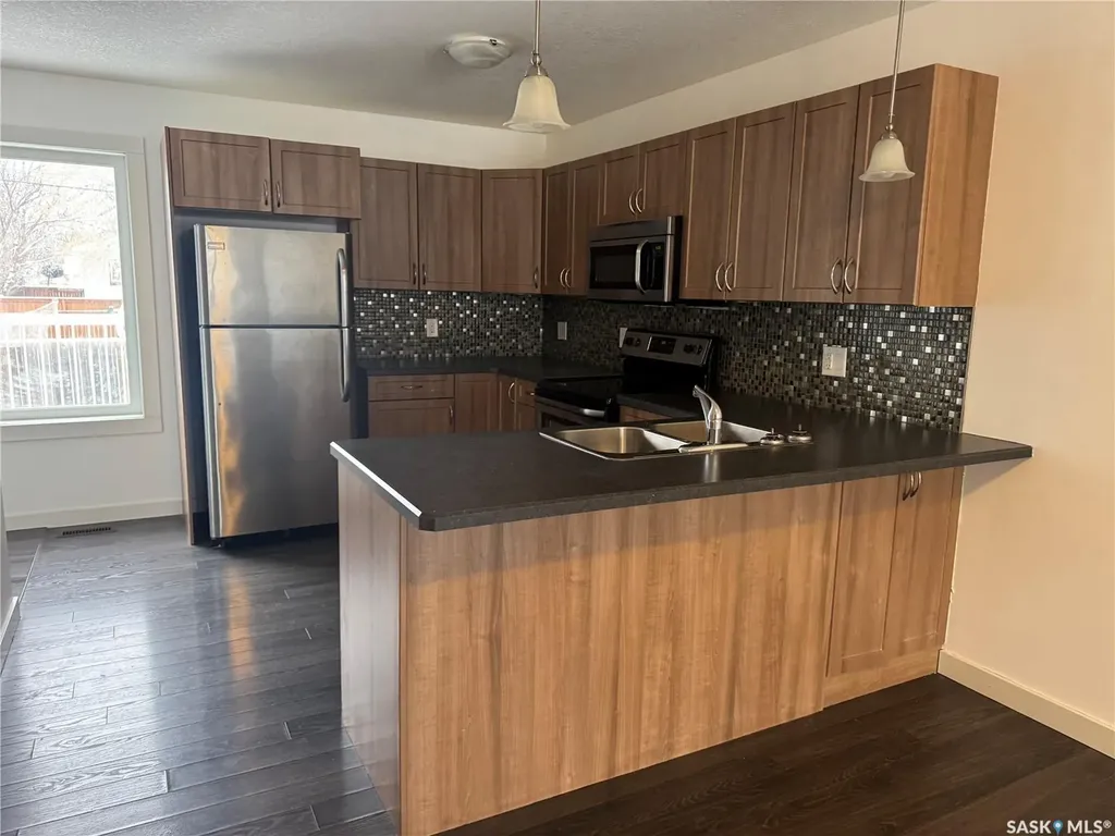 527 Alexandra Street Weyburn SK S4H 1R7