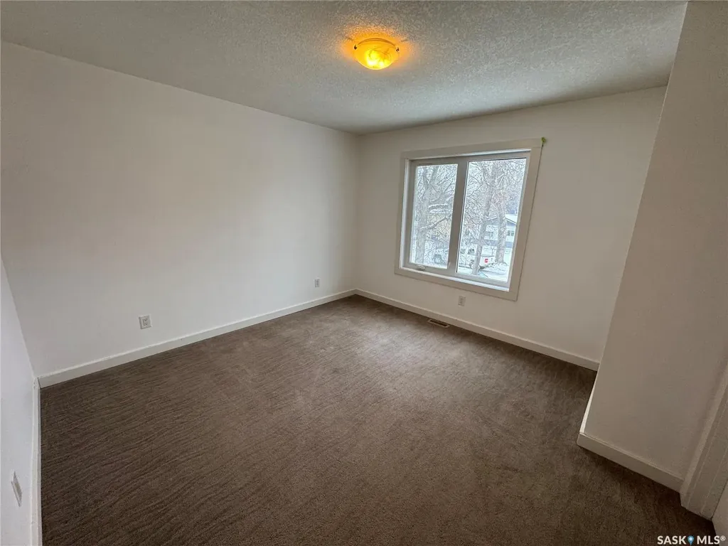 527 Alexandra Street Weyburn SK S4H 1R7