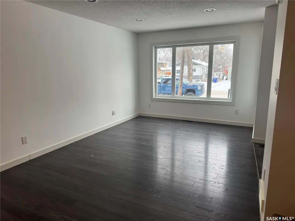 527 Alexandra Street Weyburn SK S4H 1R7