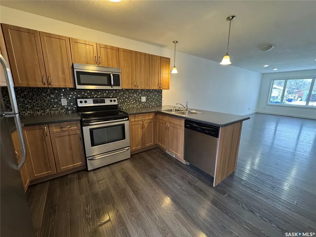 527 Alexandra Street Weyburn SK S4H 1R7