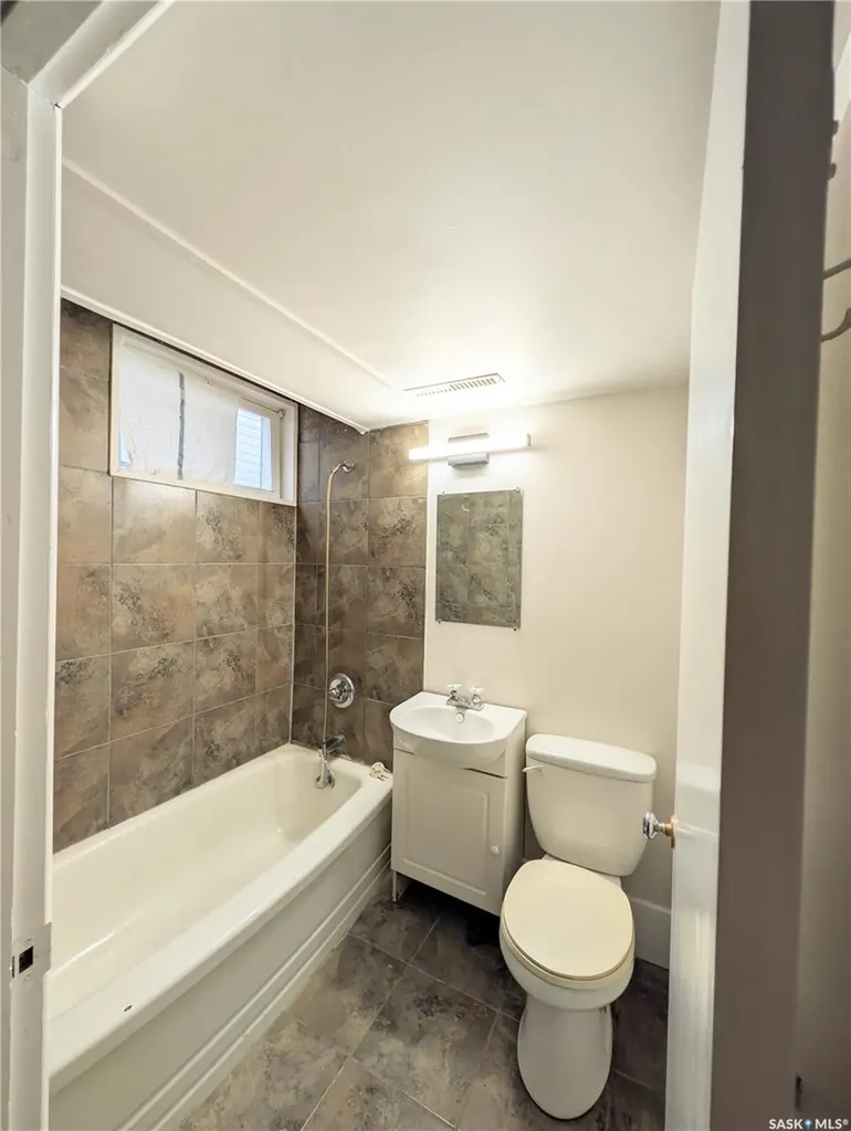 448 6th Avenue NW Swift Current SK S9H 0Y3