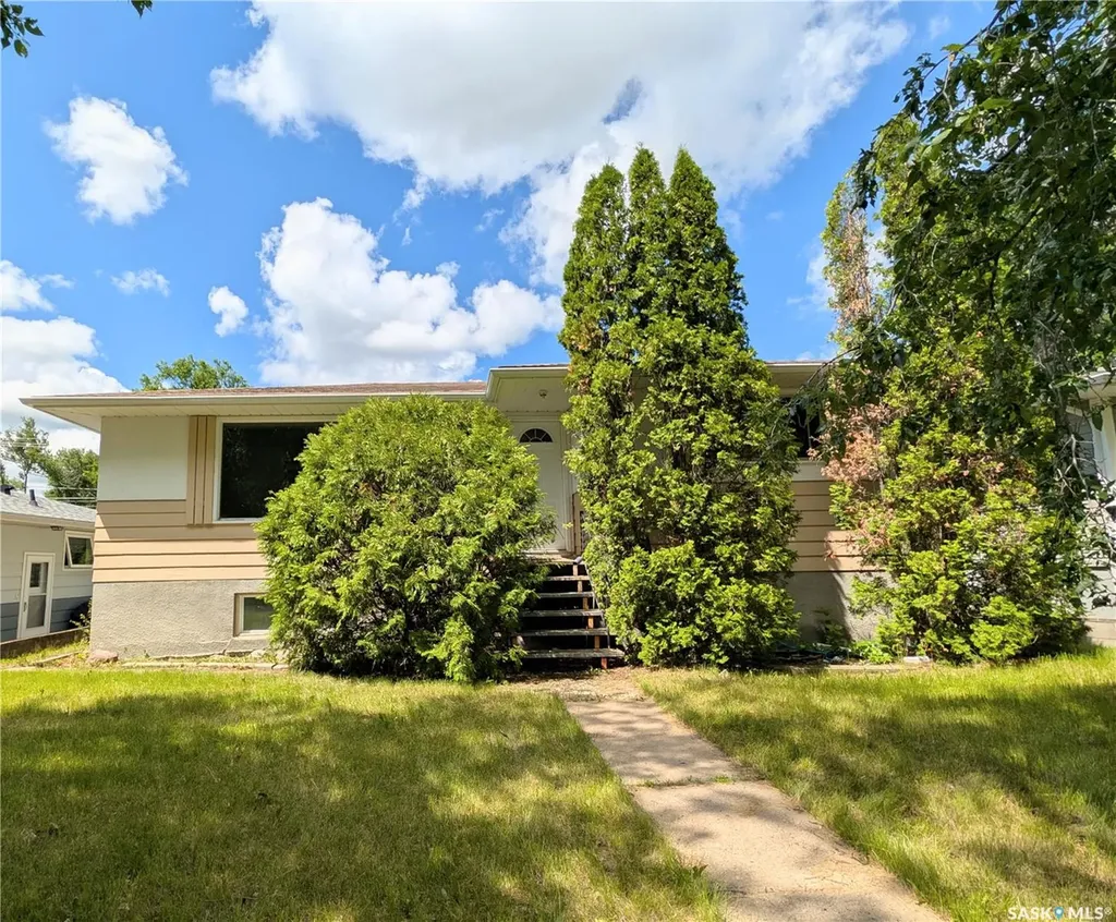 448 6th Avenue NW Swift Current SK S9H 0Y3