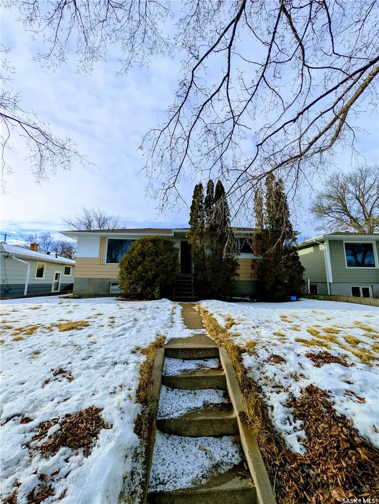 448 6th Avenue NW Swift Current SK S9H 0Y3