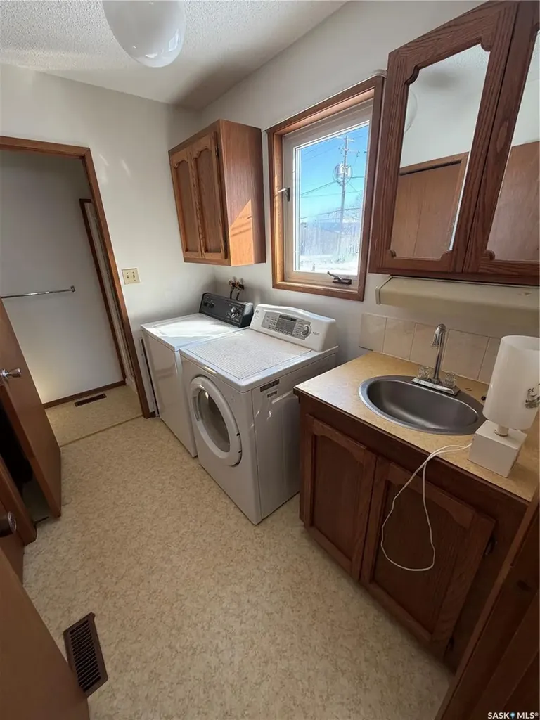 115 1st Street W Carnduff SK S0C 0S0