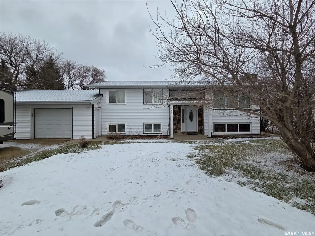 621 Mccall Street Oxbow SK S0C 2B0