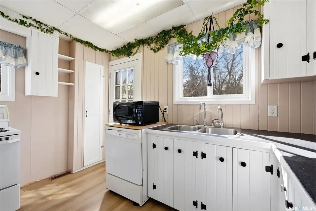 347 Green Avenue Regina Beach SK S0G 4C0
