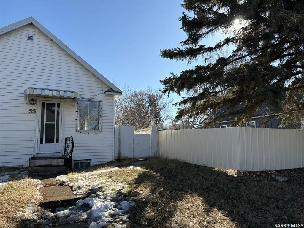 59 Iroquois Street W Moose Jaw SK S6H 5A4