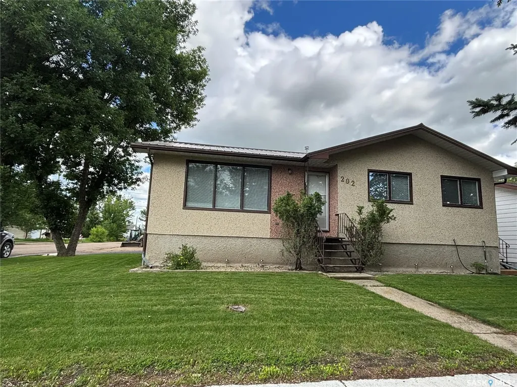 202 Herbert Street Maple Creek SK S0N 1N0