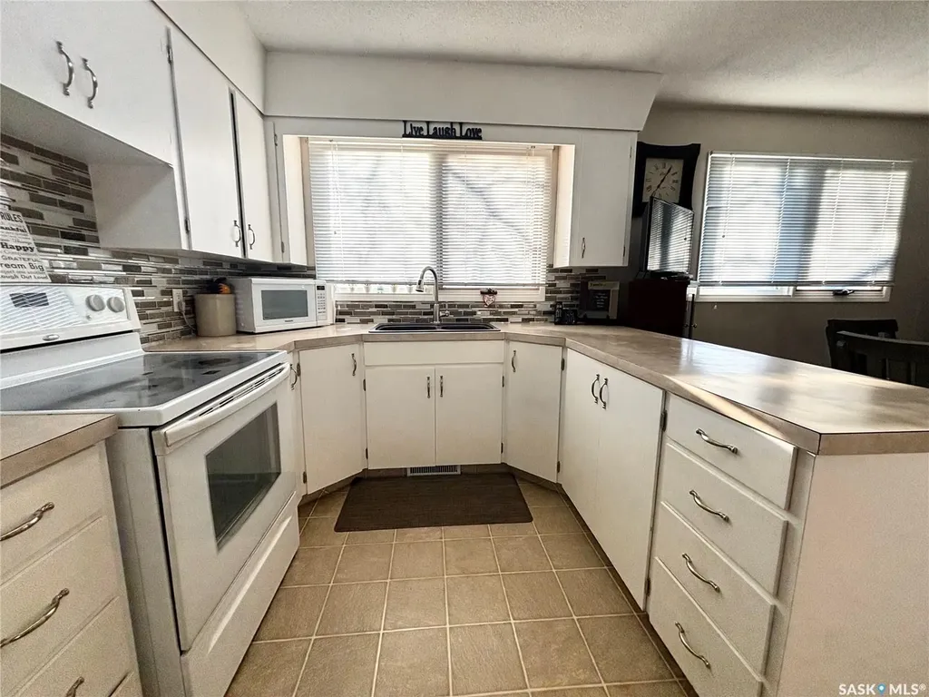 202 Herbert Street Maple Creek SK S0N 1N0