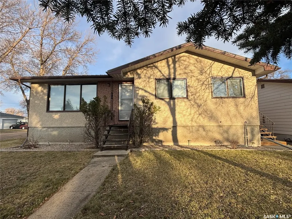202 Herbert Street Maple Creek SK S0N 1N0