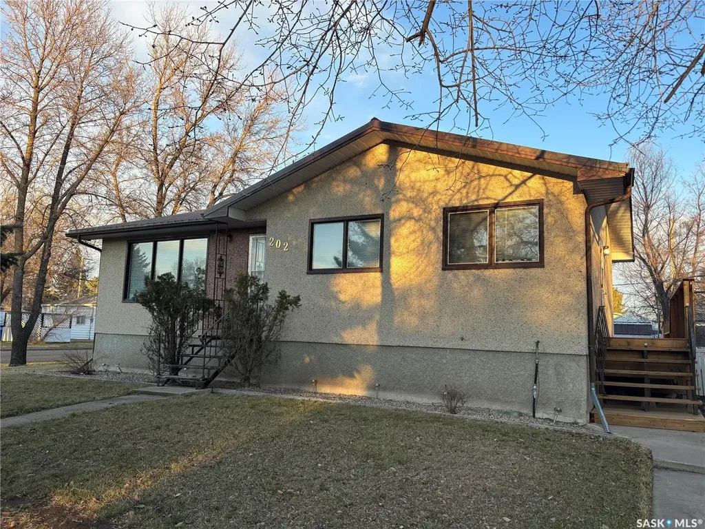 202 Herbert Street Maple Creek SK S0N 1N0