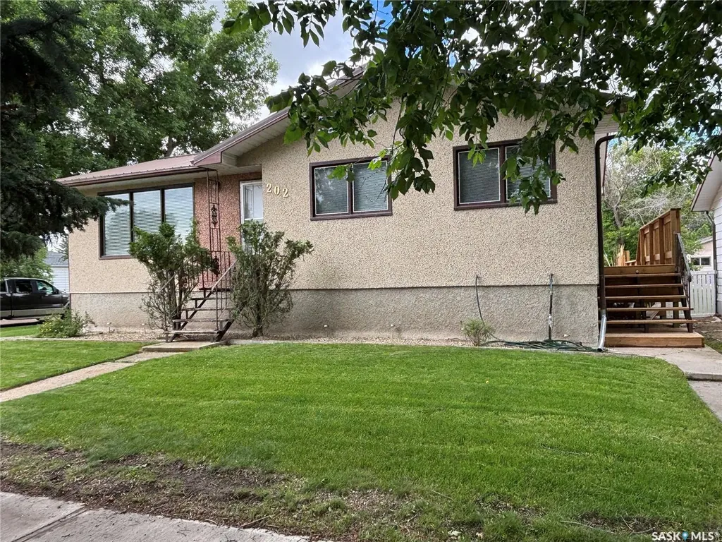 202 Herbert Street Maple Creek SK S0N 1N0