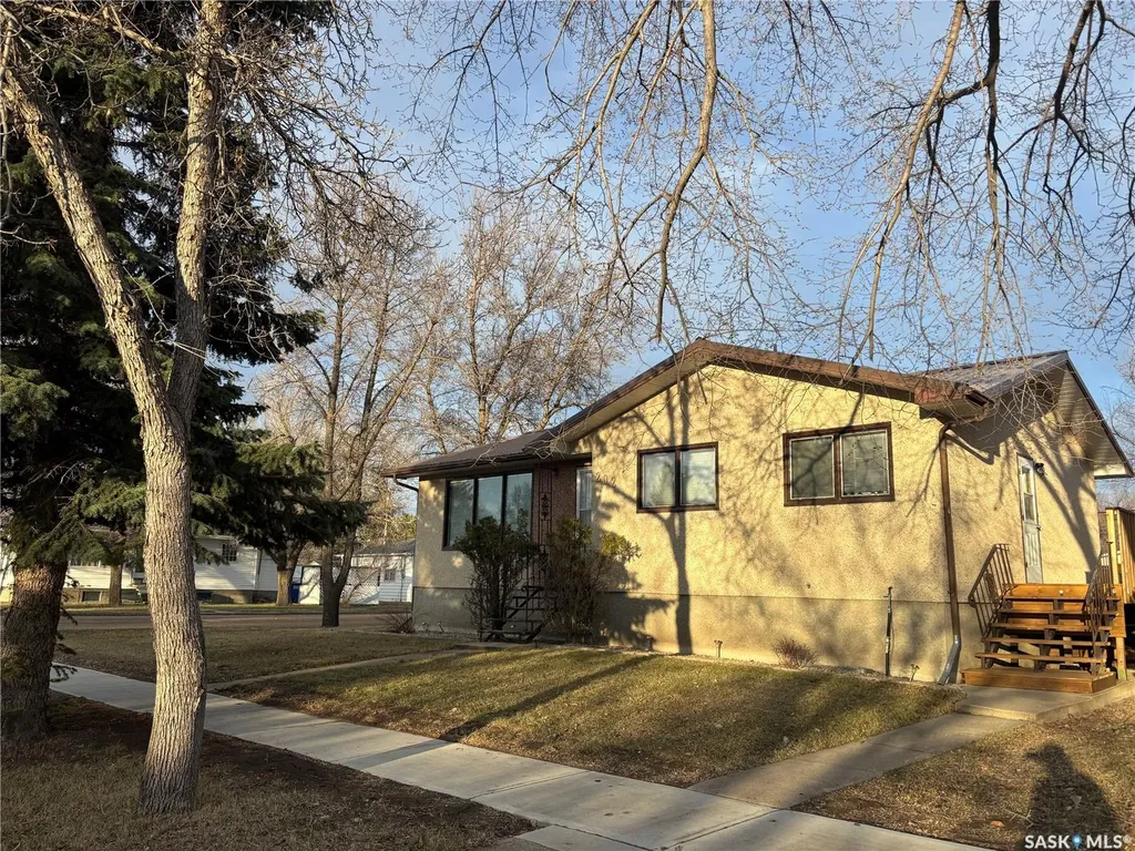202 Herbert Street Maple Creek SK S0N 1N0