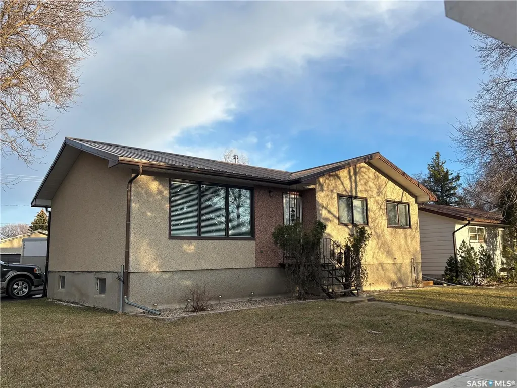 202 Herbert Street Maple Creek SK S0N 1N0