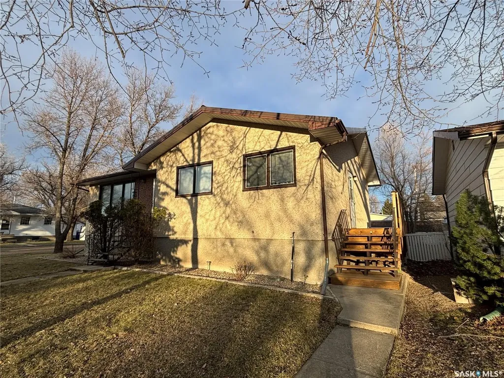 202 Herbert Street Maple Creek SK S0N 1N0