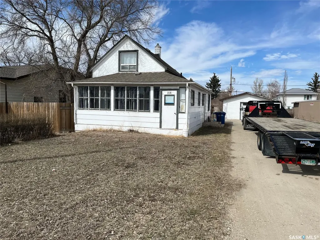 219 1st Avenue Gravelbourg SK S0H 1X0