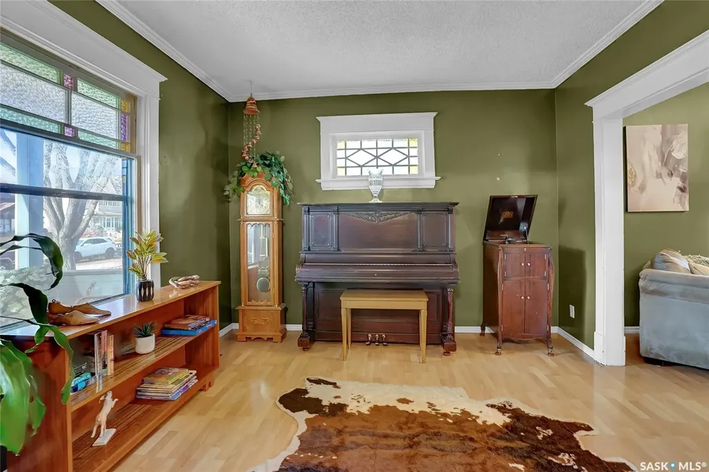 1127 2nd Avenue NW Moose Jaw SK S6H 3R4