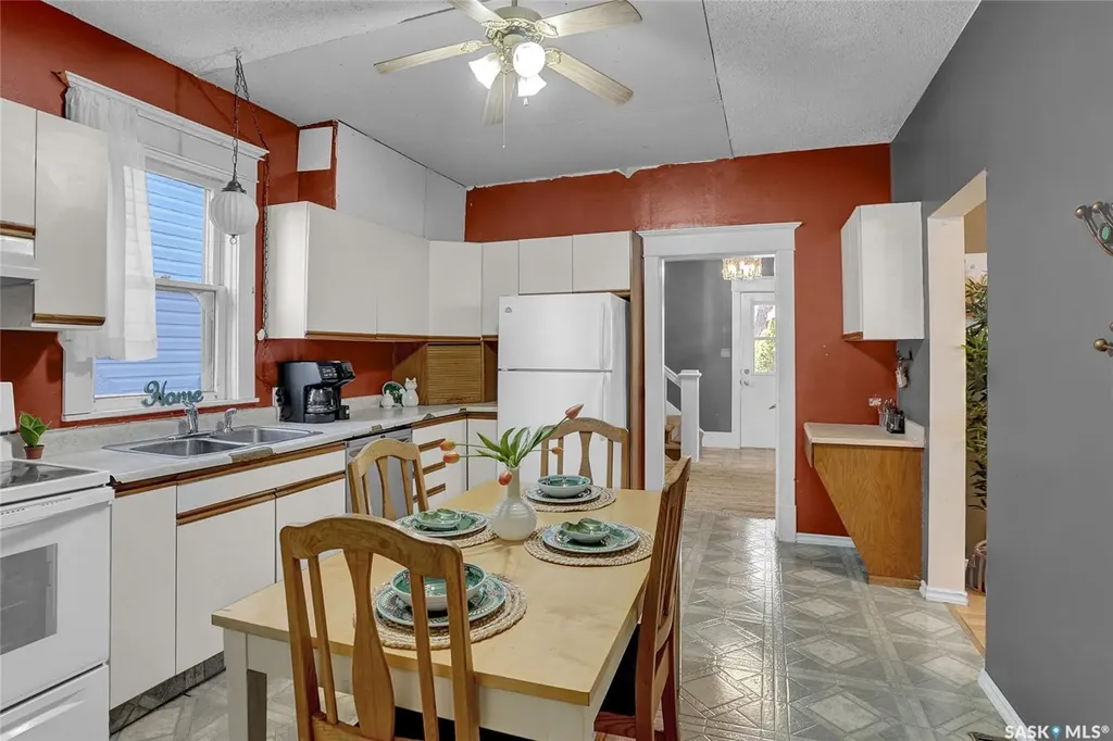 1127 2nd Avenue NW Moose Jaw SK S6H 3R4