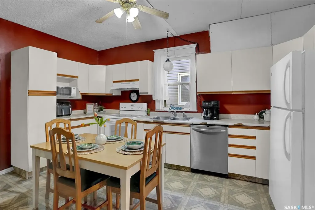 1127 2nd Avenue NW Moose Jaw SK S6H 3R4
