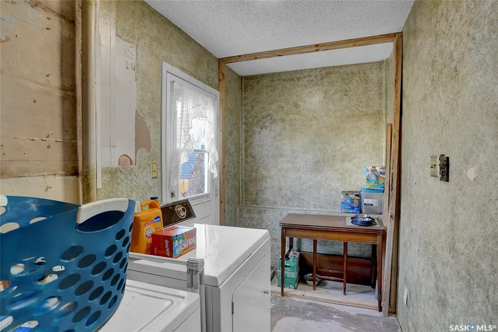 1127 2nd Avenue NW Moose Jaw SK S6H 3R4