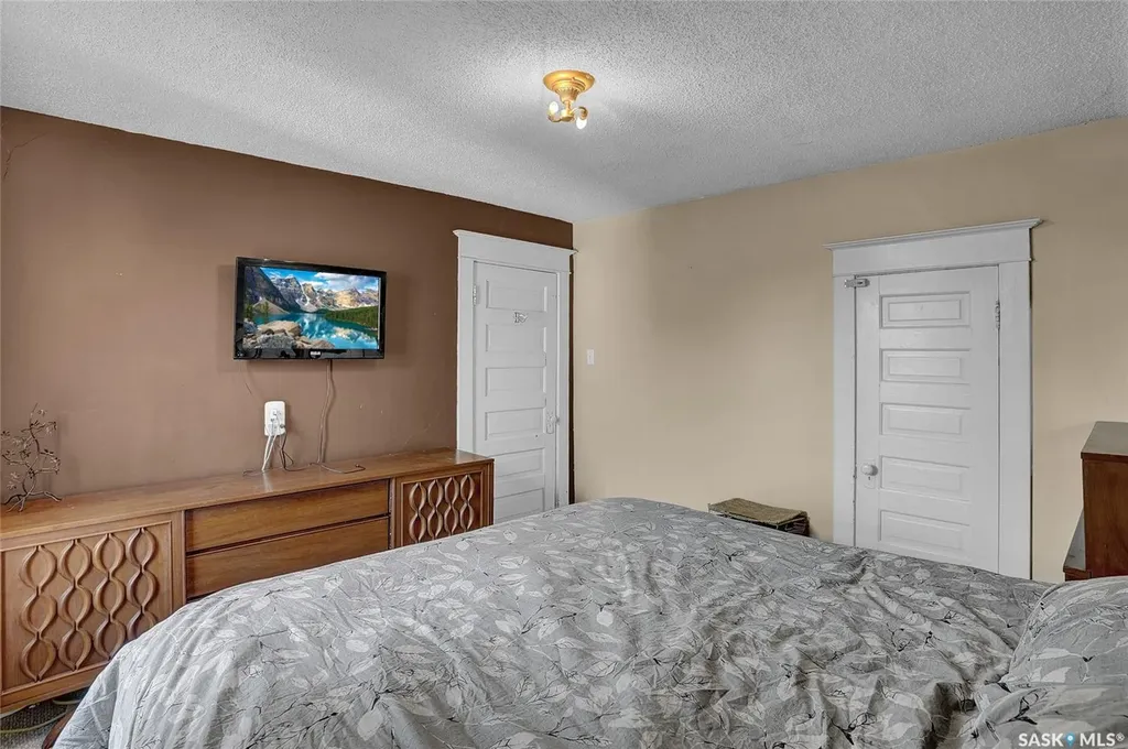 1127 2nd Avenue NW Moose Jaw SK S6H 3R4