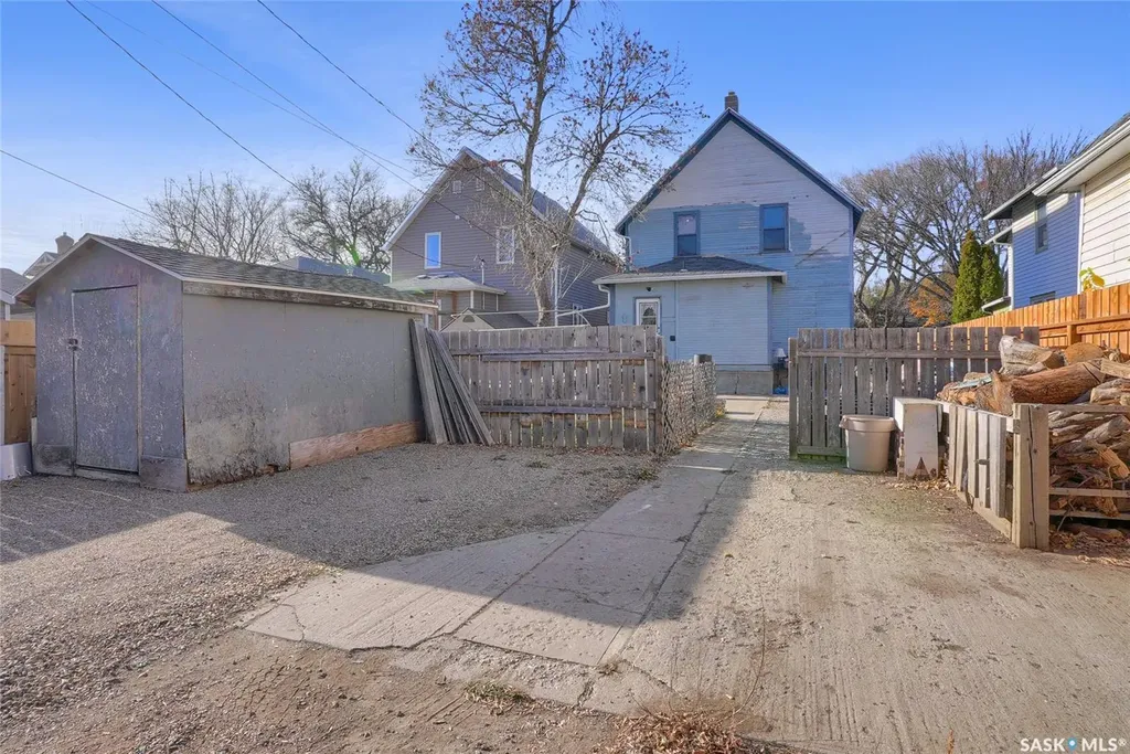 1127 2nd Avenue NW Moose Jaw SK S6H 3R4