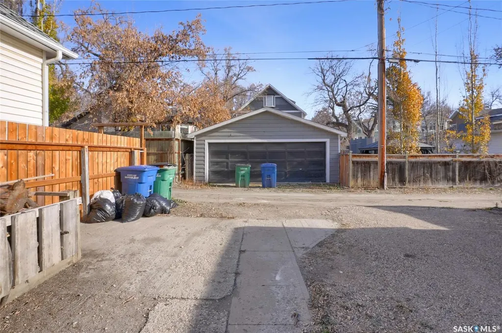 1127 2nd Avenue NW Moose Jaw SK S6H 3R4