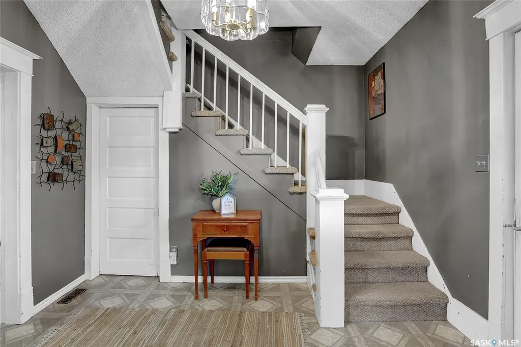 1127 2nd Avenue NW Moose Jaw SK S6H 3R4