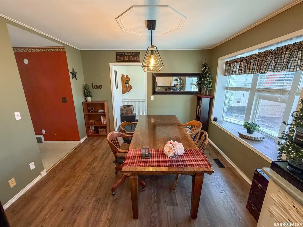 118 Cedar Avenue N Eastend SK S0N 0T0