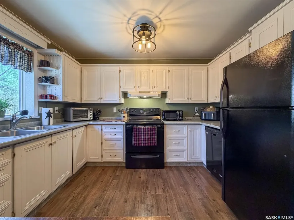 118 Cedar Avenue N Eastend SK S0N 0T0