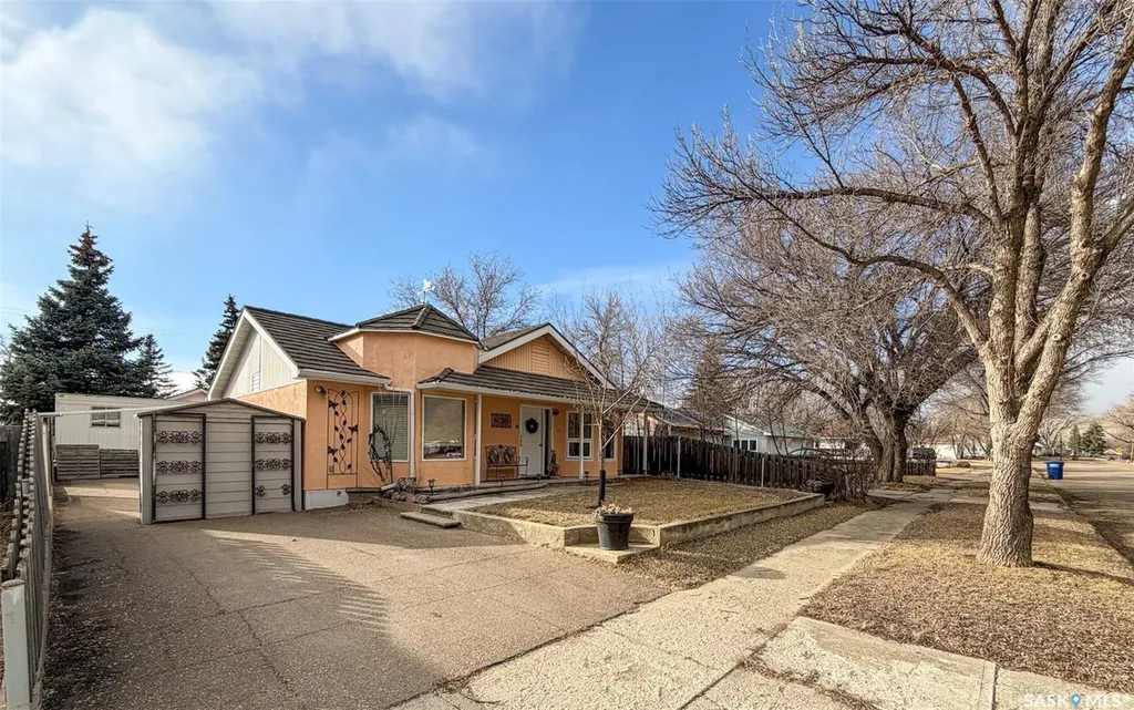 118 Cedar Avenue N Eastend SK S0N 0T0