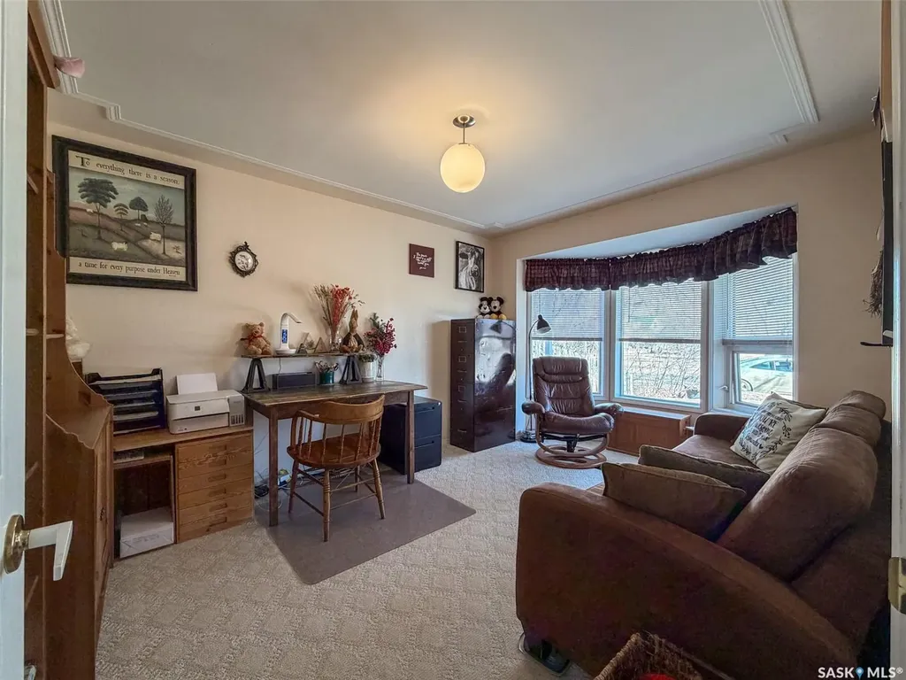 118 Cedar Avenue N Eastend SK S0N 0T0