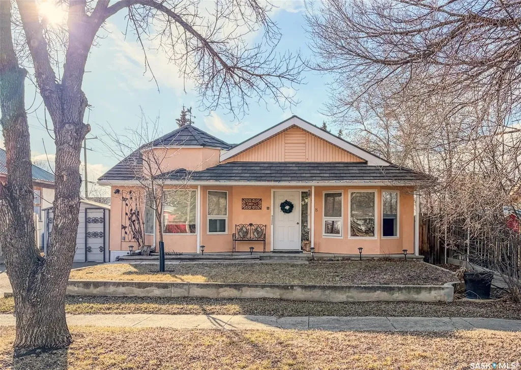 118 Cedar Avenue N Eastend SK S0N 0T0
