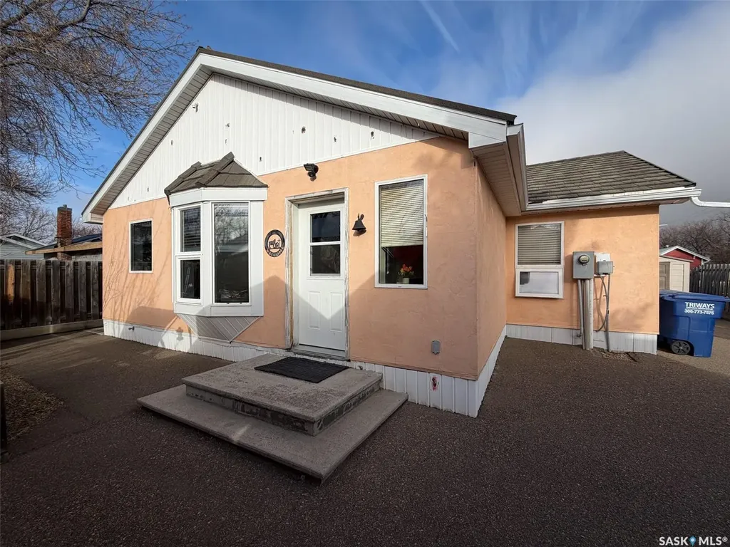 118 Cedar Avenue N Eastend SK S0N 0T0