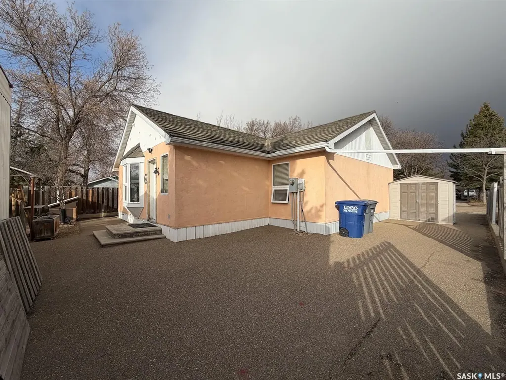 118 Cedar Avenue N Eastend SK S0N 0T0