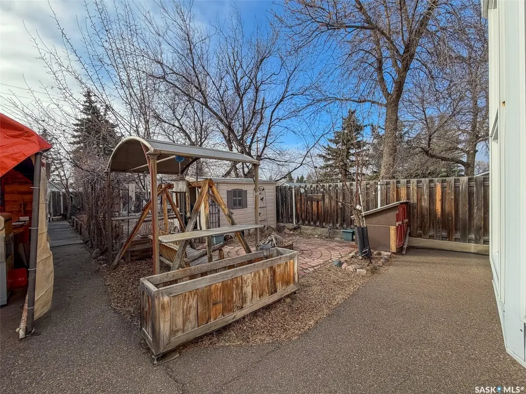 118 Cedar Avenue N Eastend SK S0N 0T0