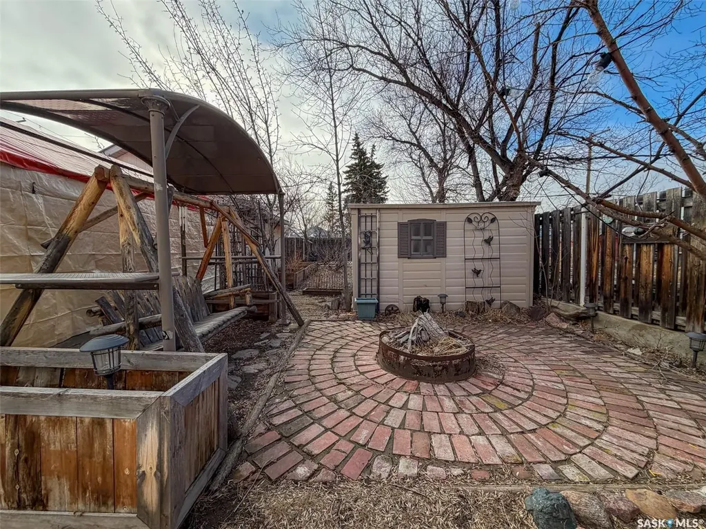 118 Cedar Avenue N Eastend SK S0N 0T0