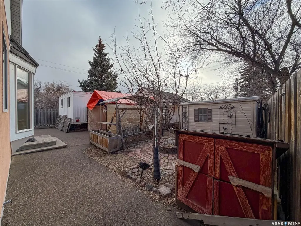 118 Cedar Avenue N Eastend SK S0N 0T0