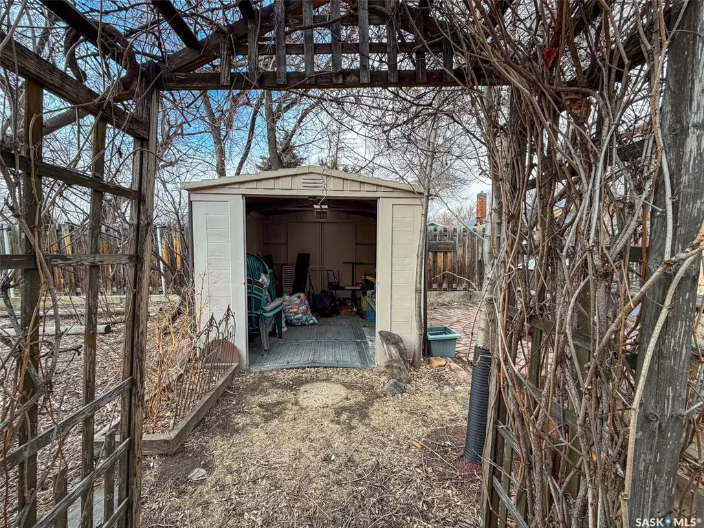 118 Cedar Avenue N Eastend SK S0N 0T0