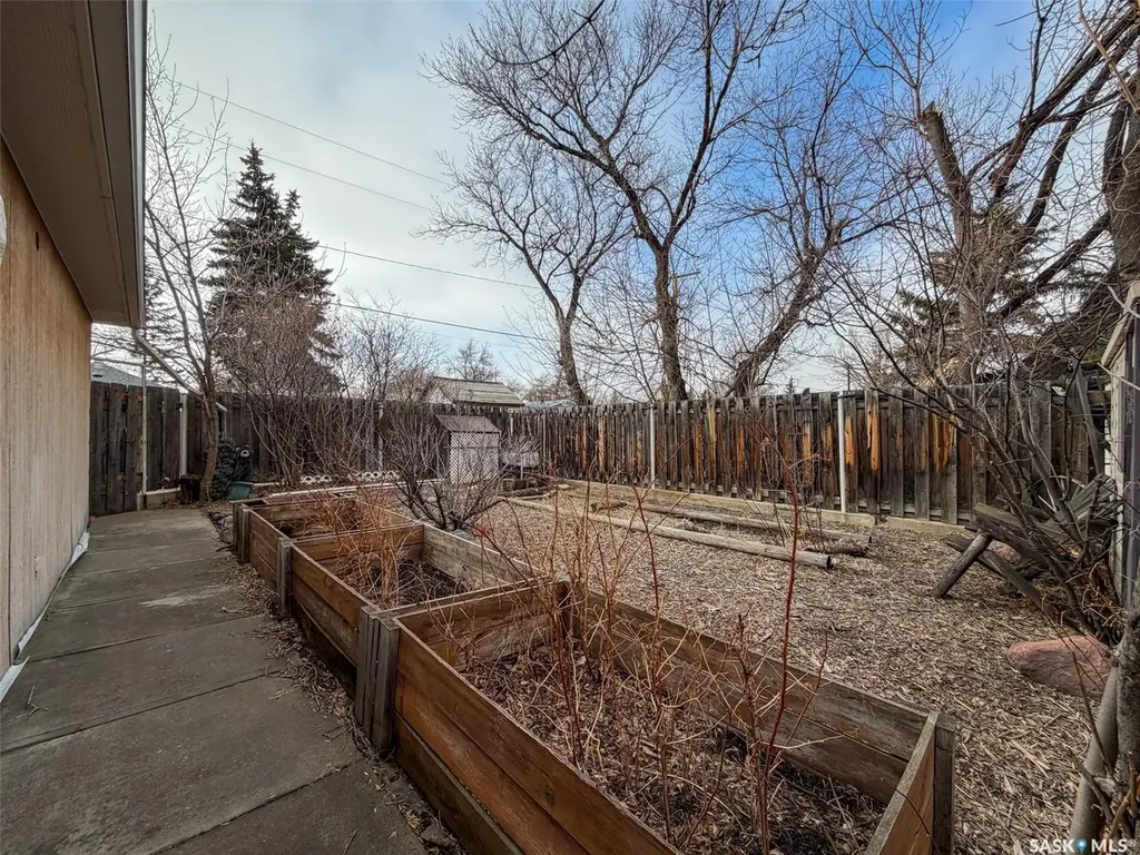 118 Cedar Avenue N Eastend SK S0N 0T0