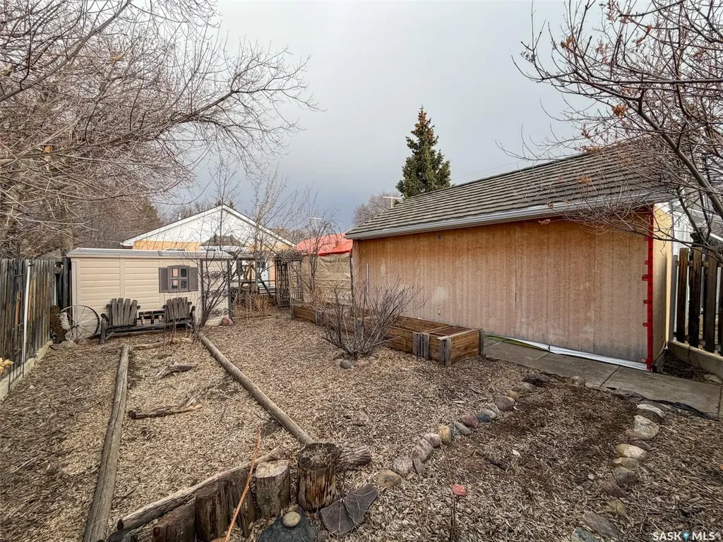 118 Cedar Avenue N Eastend SK S0N 0T0