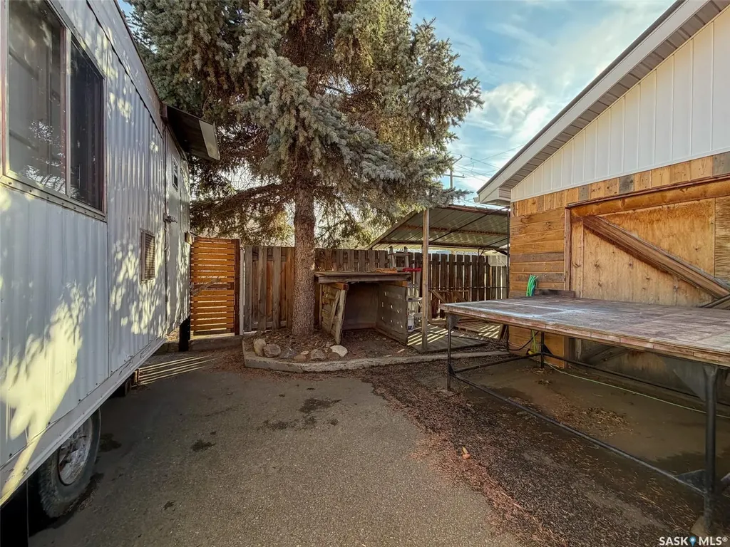 118 Cedar Avenue N Eastend SK S0N 0T0