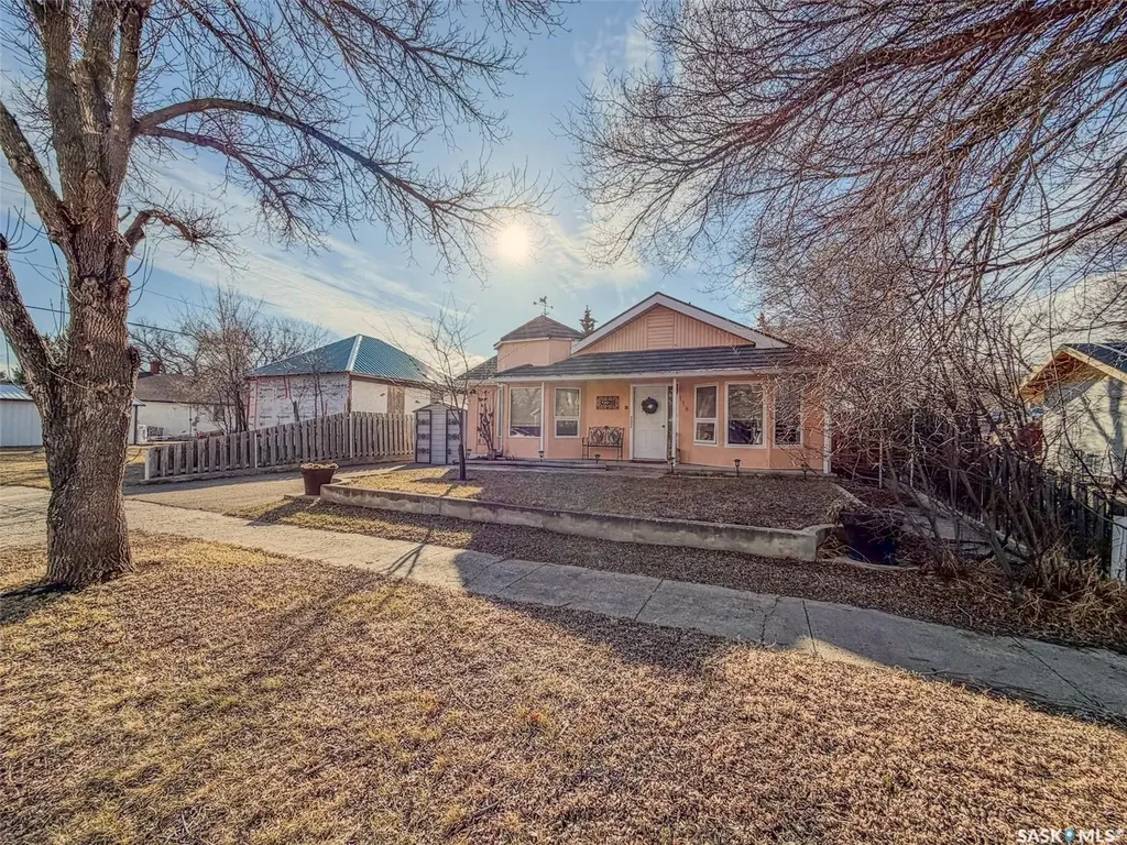 118 Cedar Avenue N Eastend SK S0N 0T0